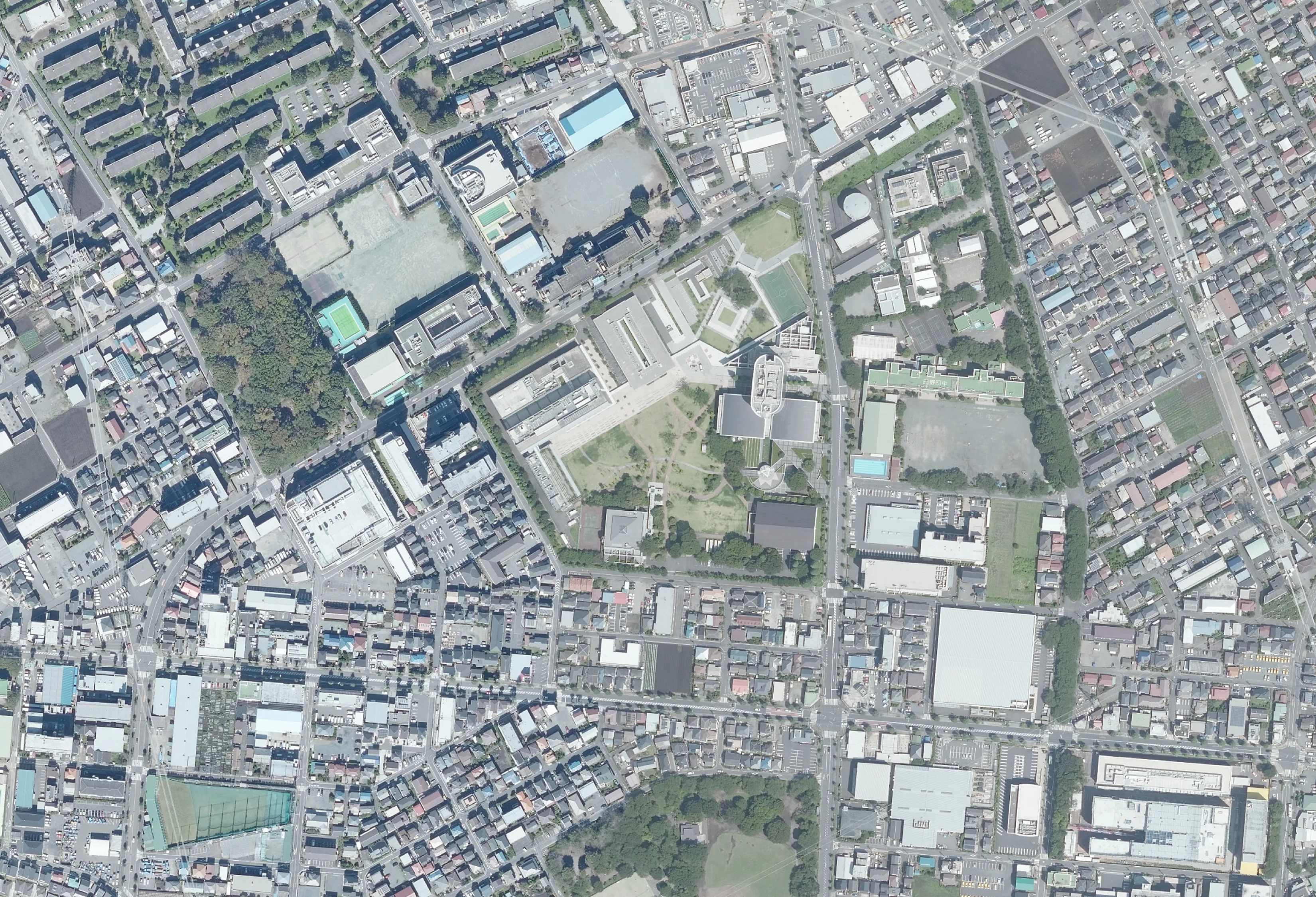 東京都立大学 日野キャンパスを真上から見た航空写真。芝生の広場を囲むように校舎が並んでいる